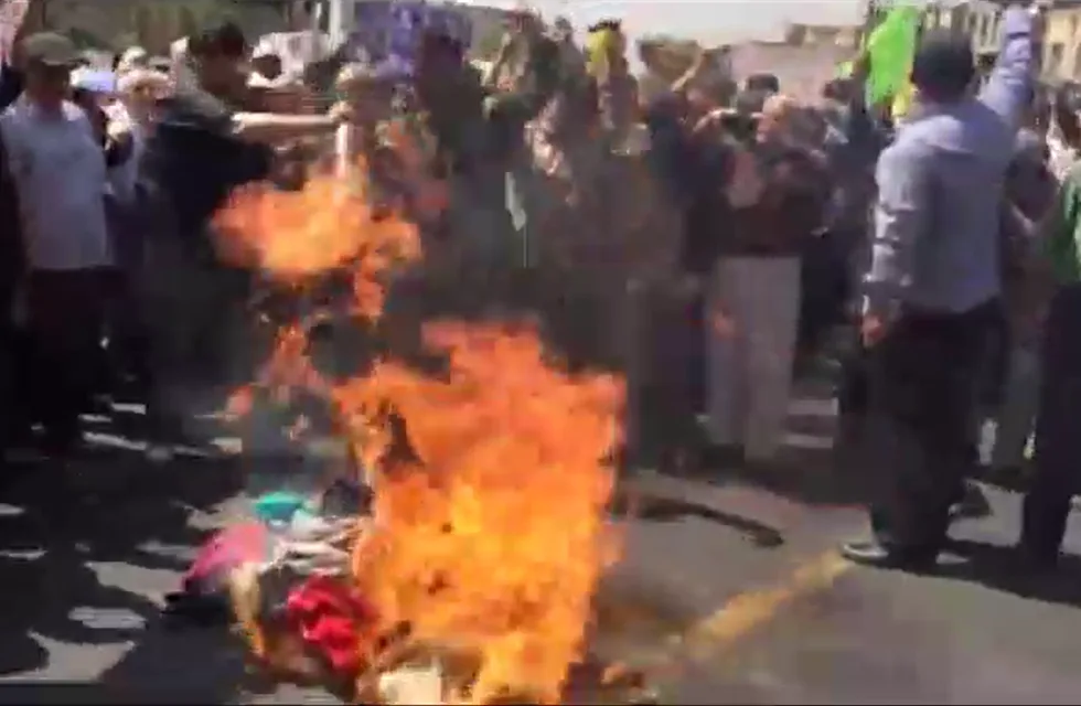 מפגינים באיראן מבעירים בובה של טראמפ