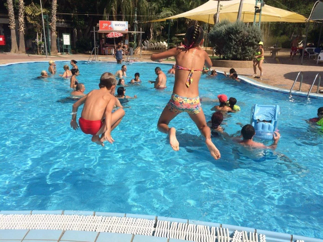 פעילות לחג השבועות - בריכות שחייה ופארקי מים