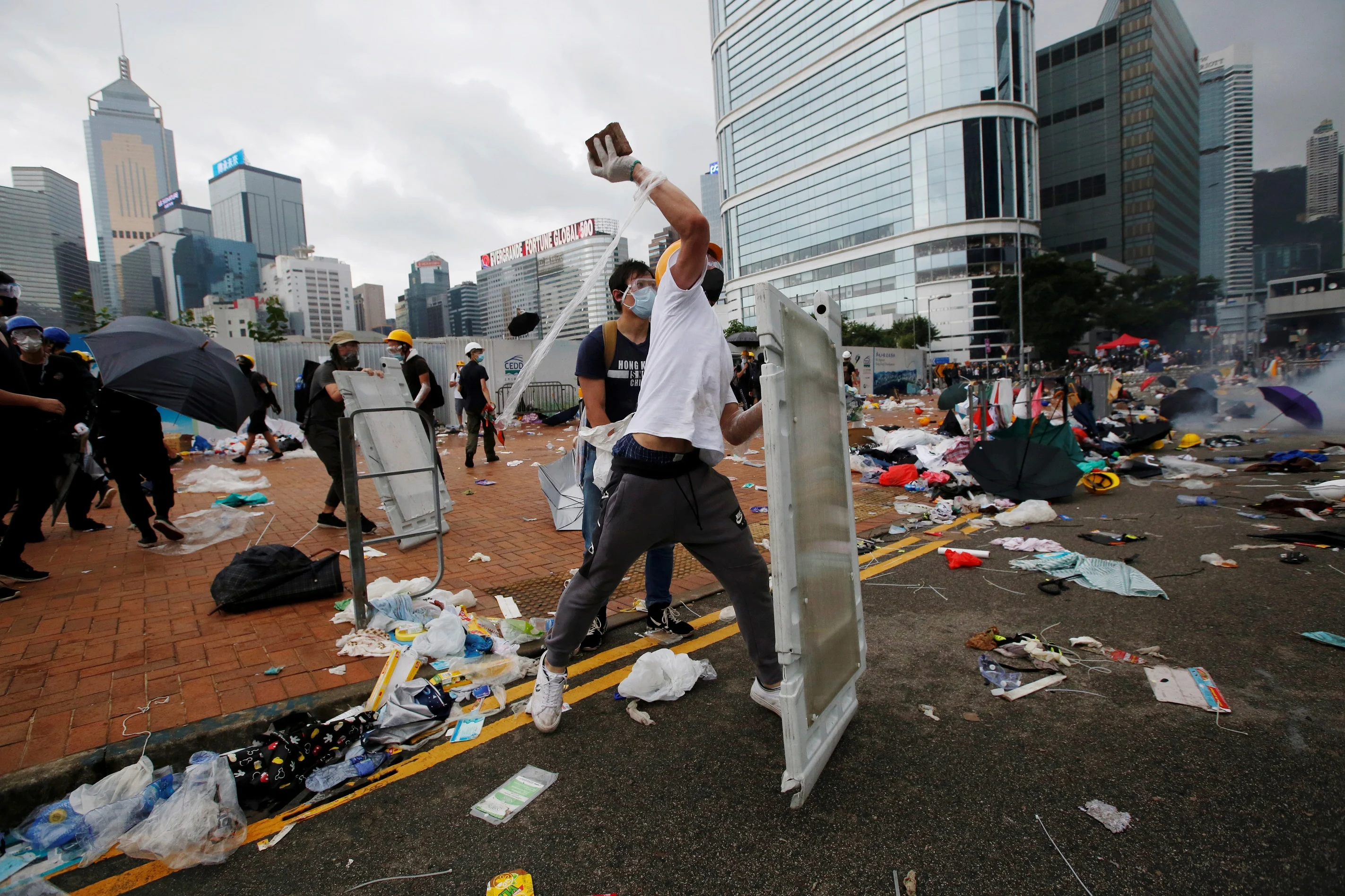 מפגינים בהונג קונג משליכים לבנים ברחובות