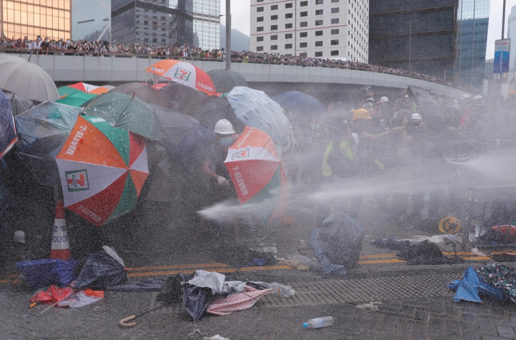 מפגינים בהונג קונג כשבידיהם מטריות