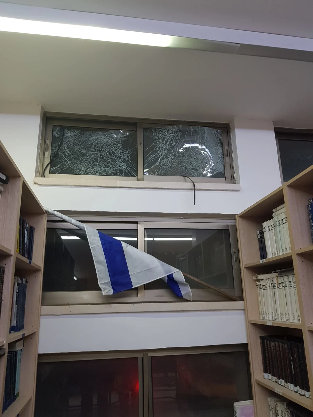 תוצאות הפגיעה הישירה בבניין ישיבת לב לדעת ליד בית חב''ד, שדרות