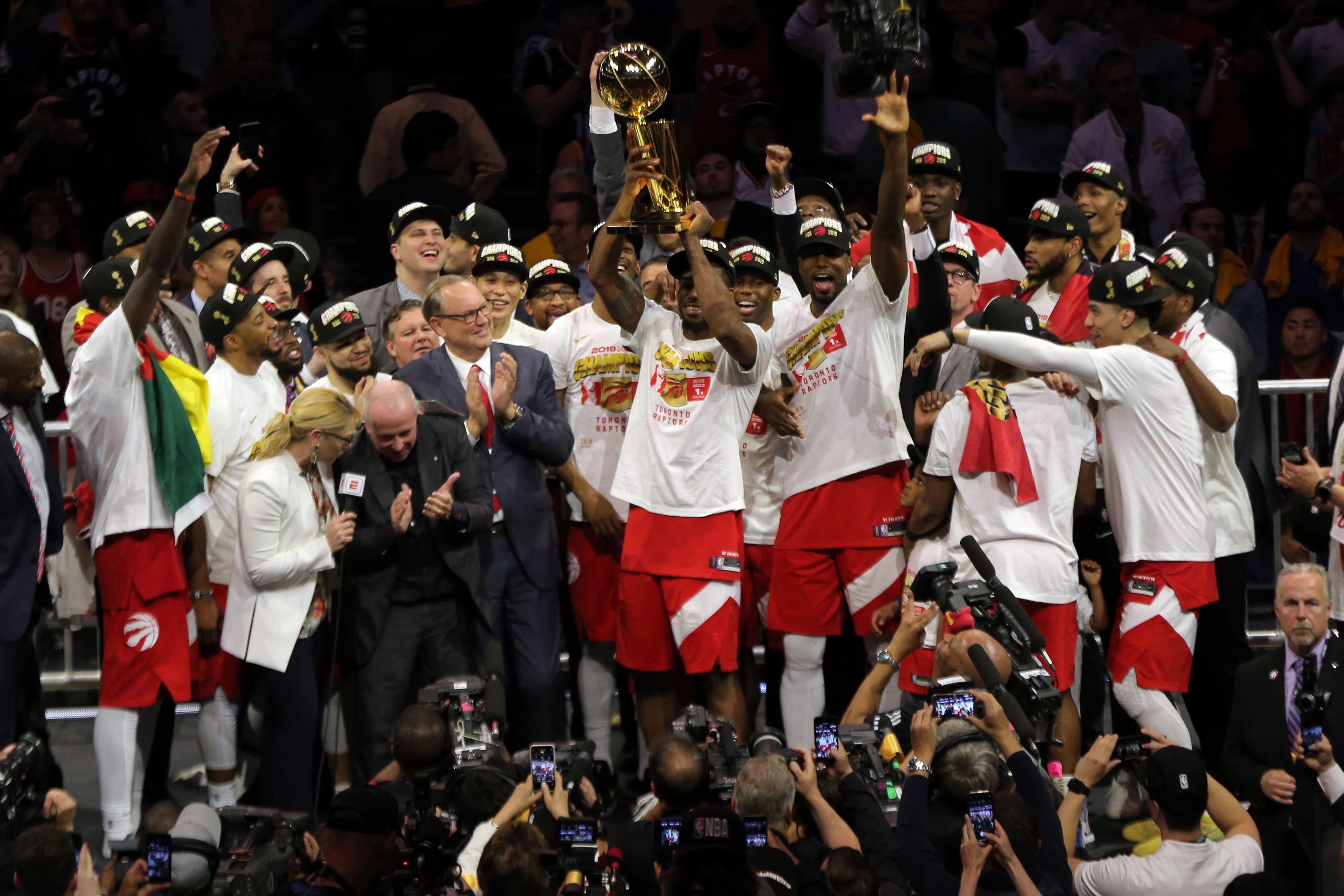 טורונטו מניפה את גביע האליפות ב-NBA
