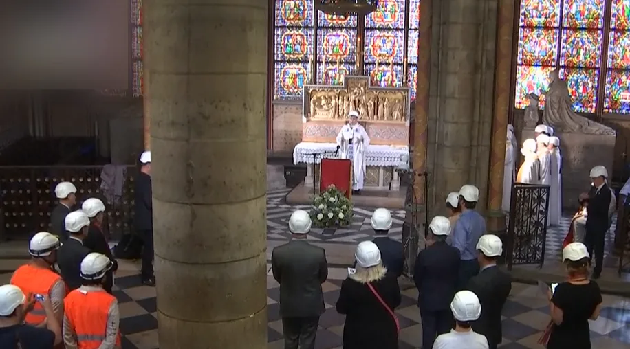 לראשונה מאז השריפה: מיסה ראשונה בקתדרלת נוטדראם