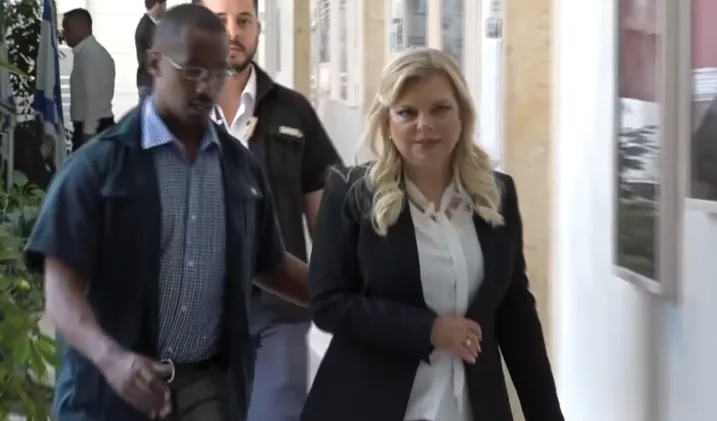 שרה נתניהו יוצאת מבית המשפט לאחר שהורשעה בפרשת המעונות