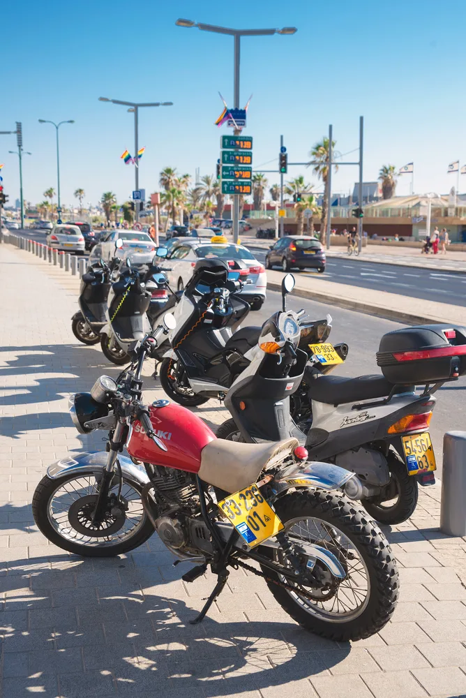 אופנועים חונים בתל אביב