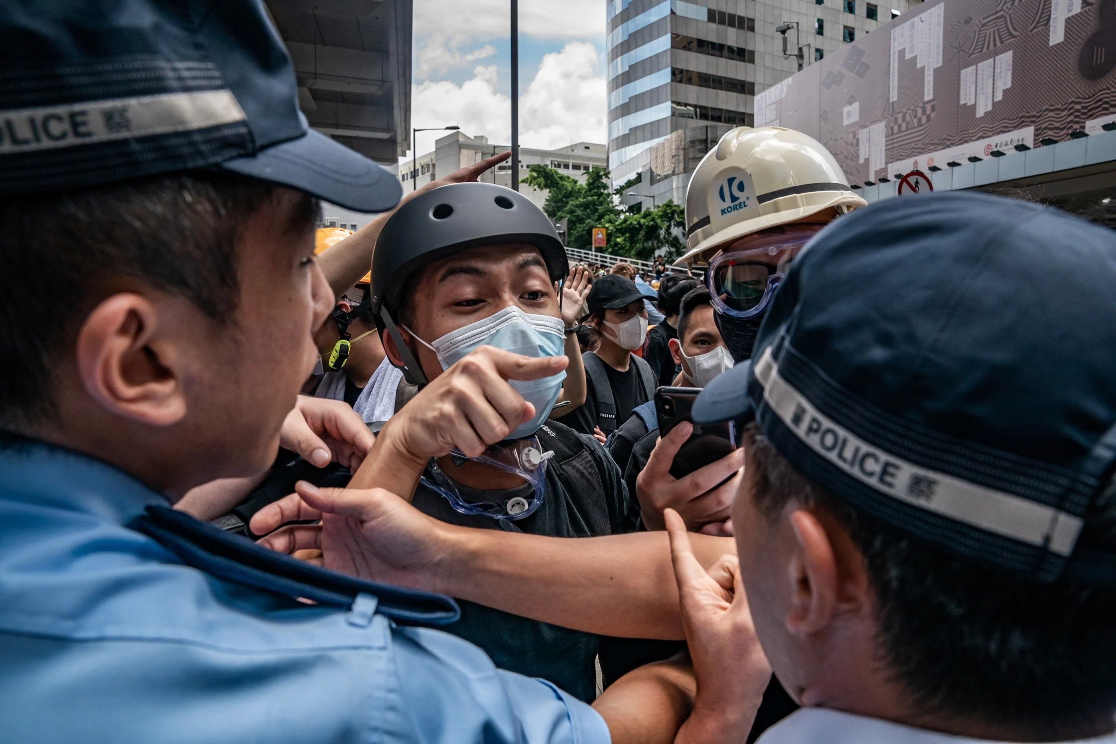 מפגין מתעמת עם שוטרים במחאה על חוק ההסגרה