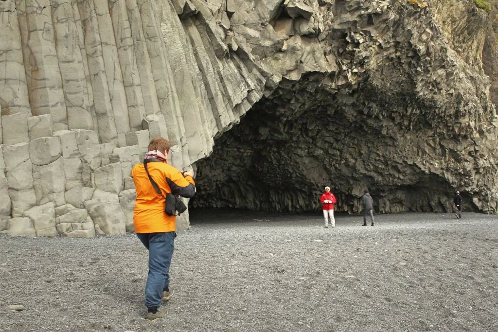 תיירים מצטלמים בחוך השחור, באיסלנד