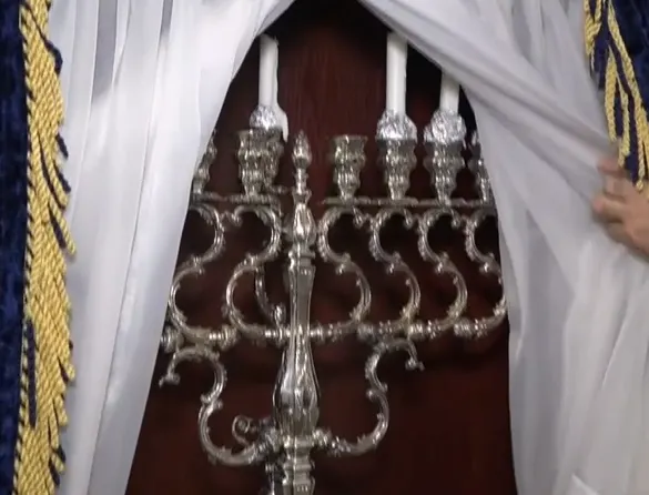 המנורה בבית הכנסת בבחריין