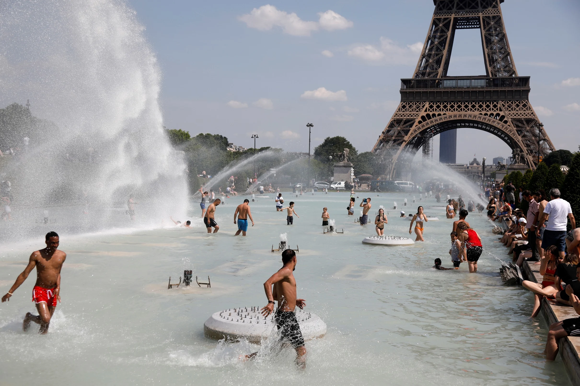 אנשים מתקררים בעת גל החום שפקד את צרפת