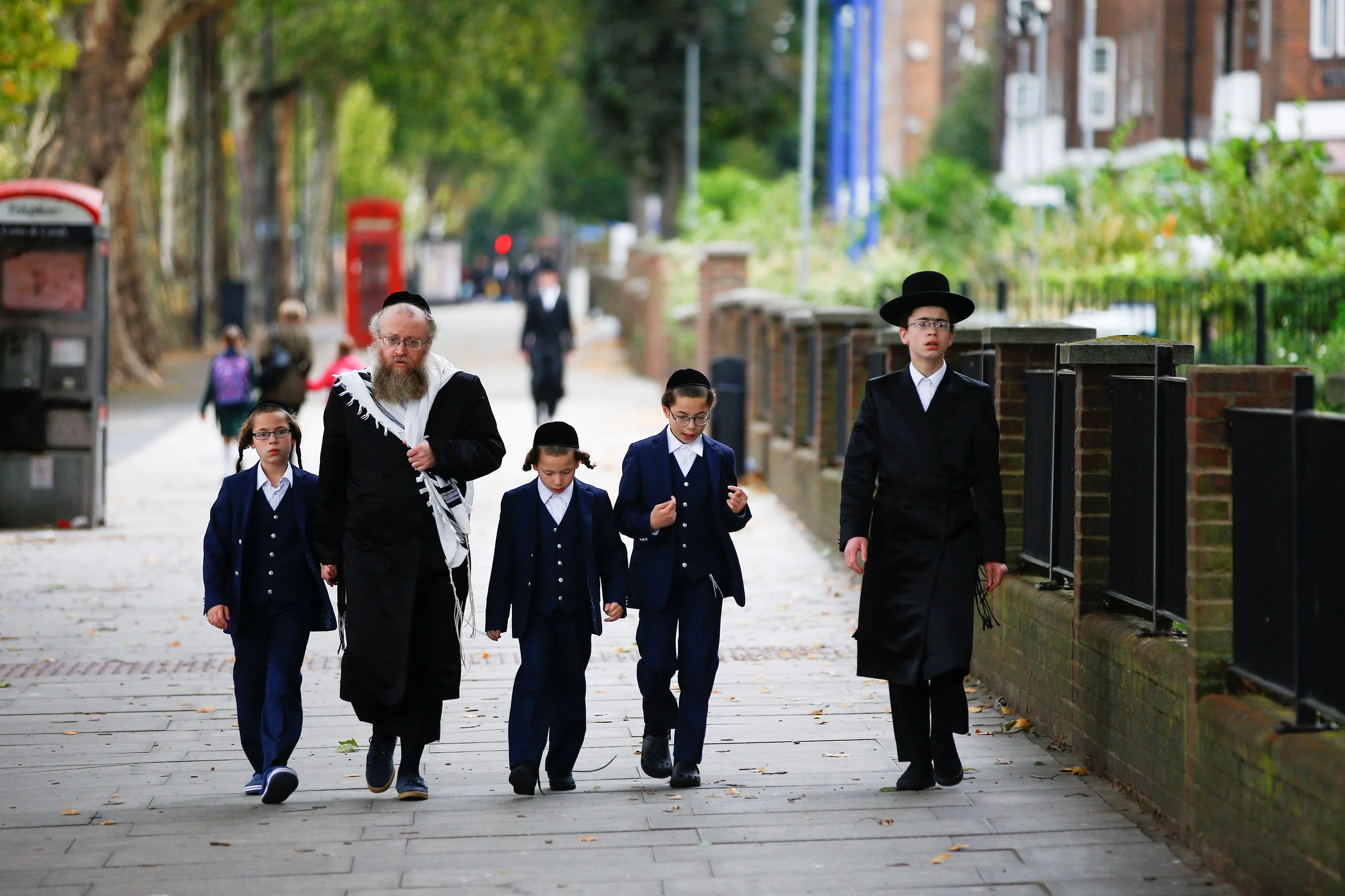 יהודים הולכים בשכונת סטמפורד היל שבלונדון - ארכיון