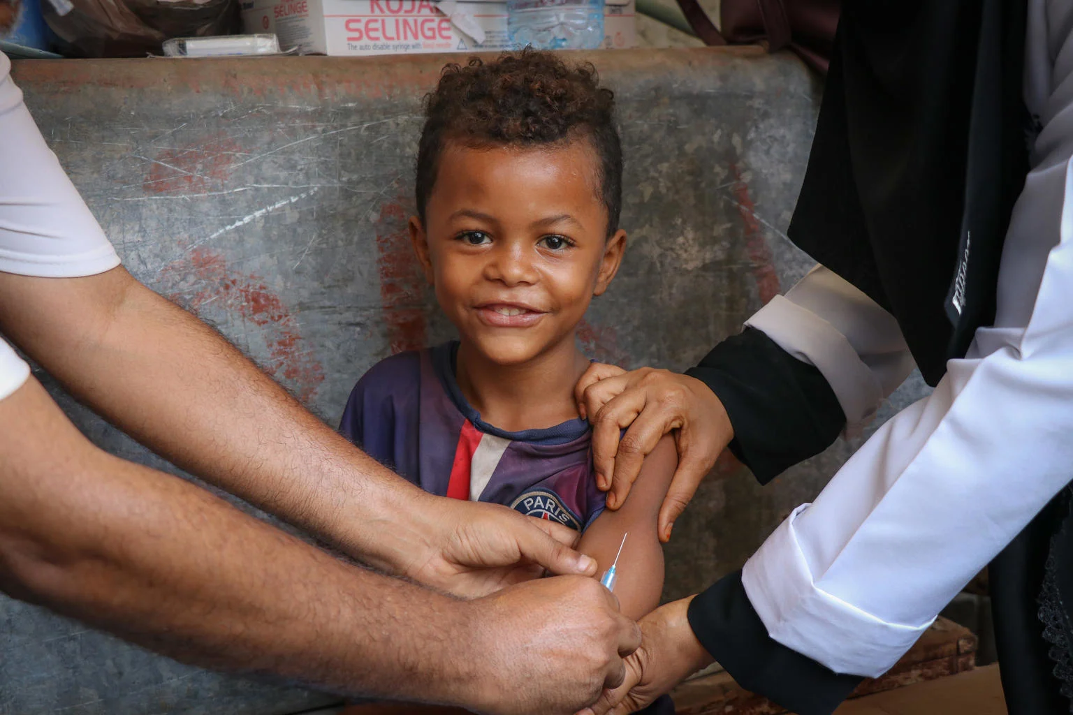 ילד מקבל חיסון נגד חצבת בתימן