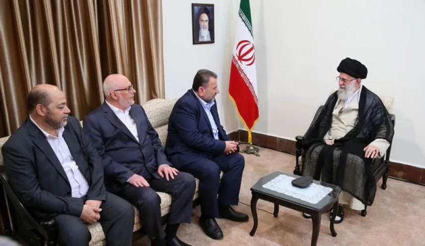 המנהיג העליון של איראן, עלי ח'מינאי, נפגש כעת עם סאלח אל-עארורי