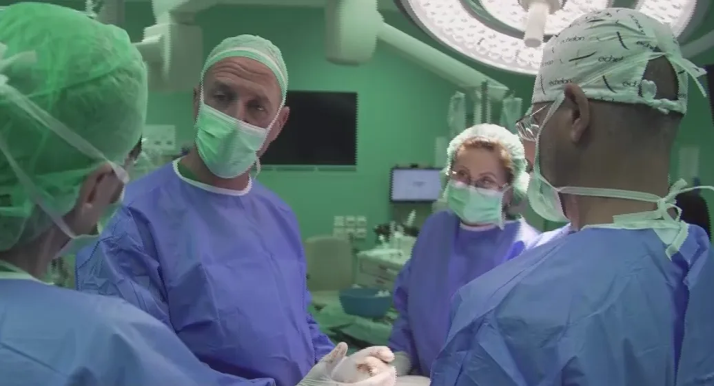 ד''ר דרור אלון, מומחה בניתוחי פנים ולסתות, במהלך ניתוח