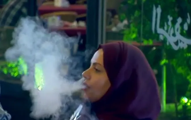 אישה מעשנת נרגילה בבית קפה במזרח ירושלים