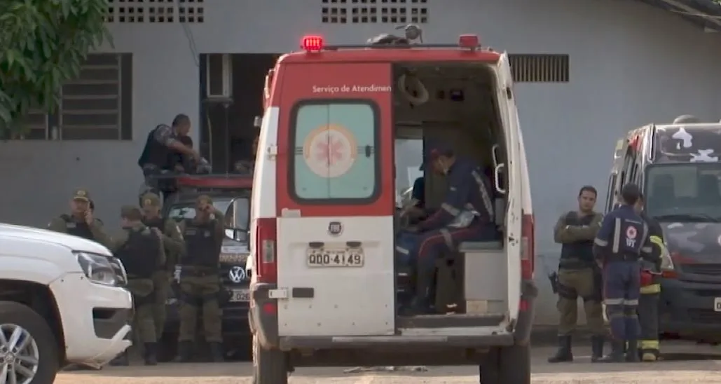כוחות ביטחון והצלה מחוץ לבית הכלא בברזיל בו התרחש קרב בין שתי כנופיות