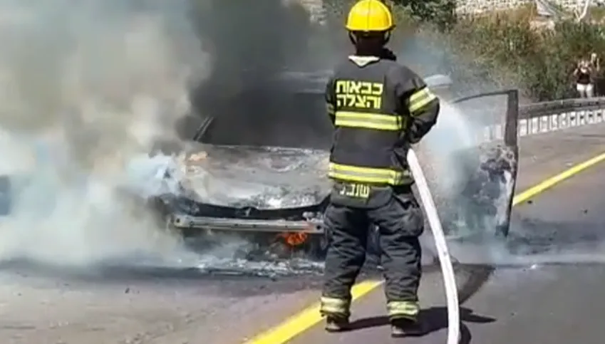 מכונית עולה באש