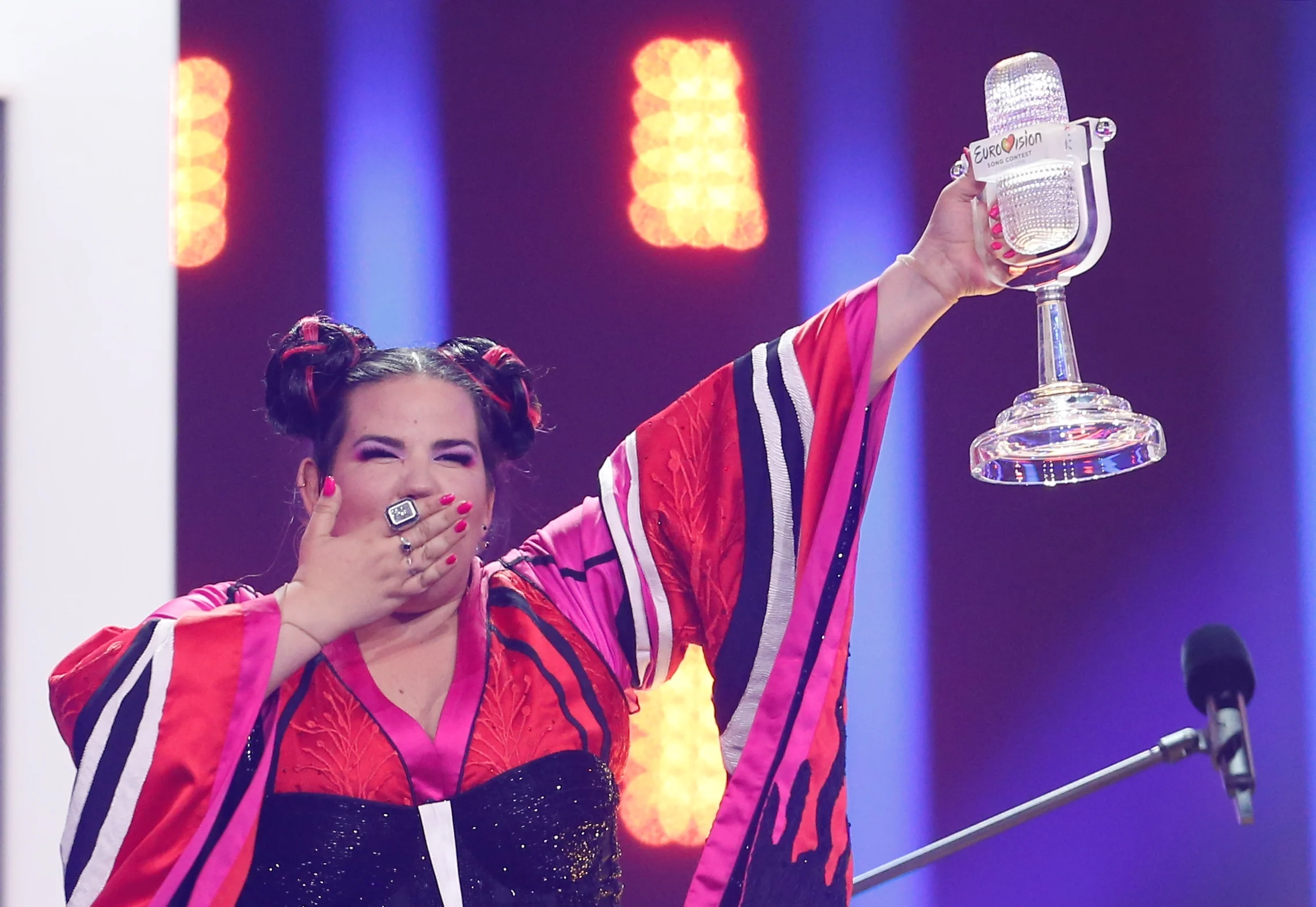 נטע ברזילי עם הפרס בגמר אירוויזיון 2018