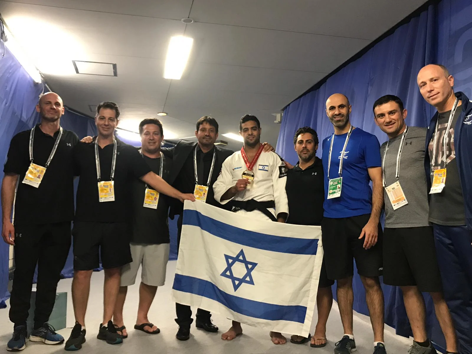 שגיא מוקי, אלוף העולם בג'ודו, ביחד עם המשלחת הישראלית בטוקיו