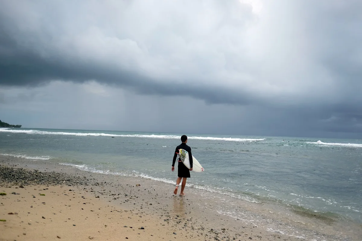 גולש סוקר את המים כשמתקרבת סערה טרופית דוריאן בפטילאס, פורטו ריקו