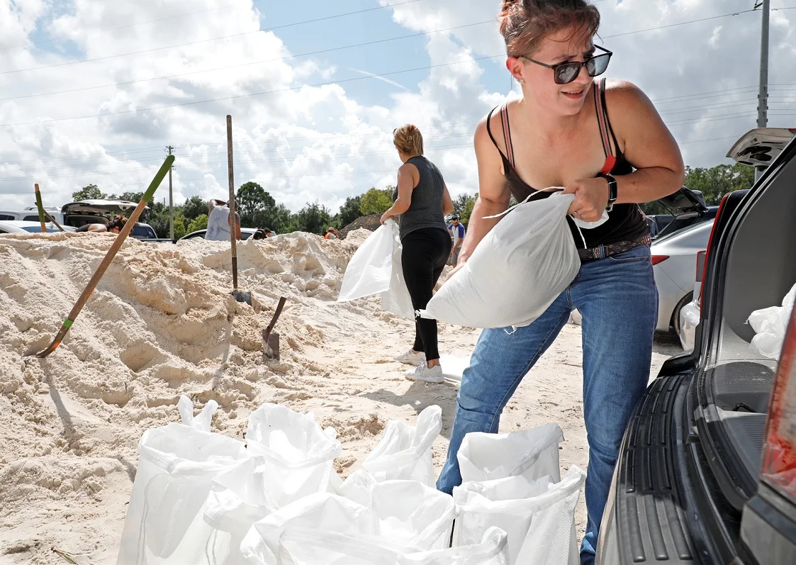 תושבים מקומיים ממלאים שקיות חול כדי להגן על בתיהם לקראת בואו של ההוריקן דוריאן לפלורידה, ארה''ב