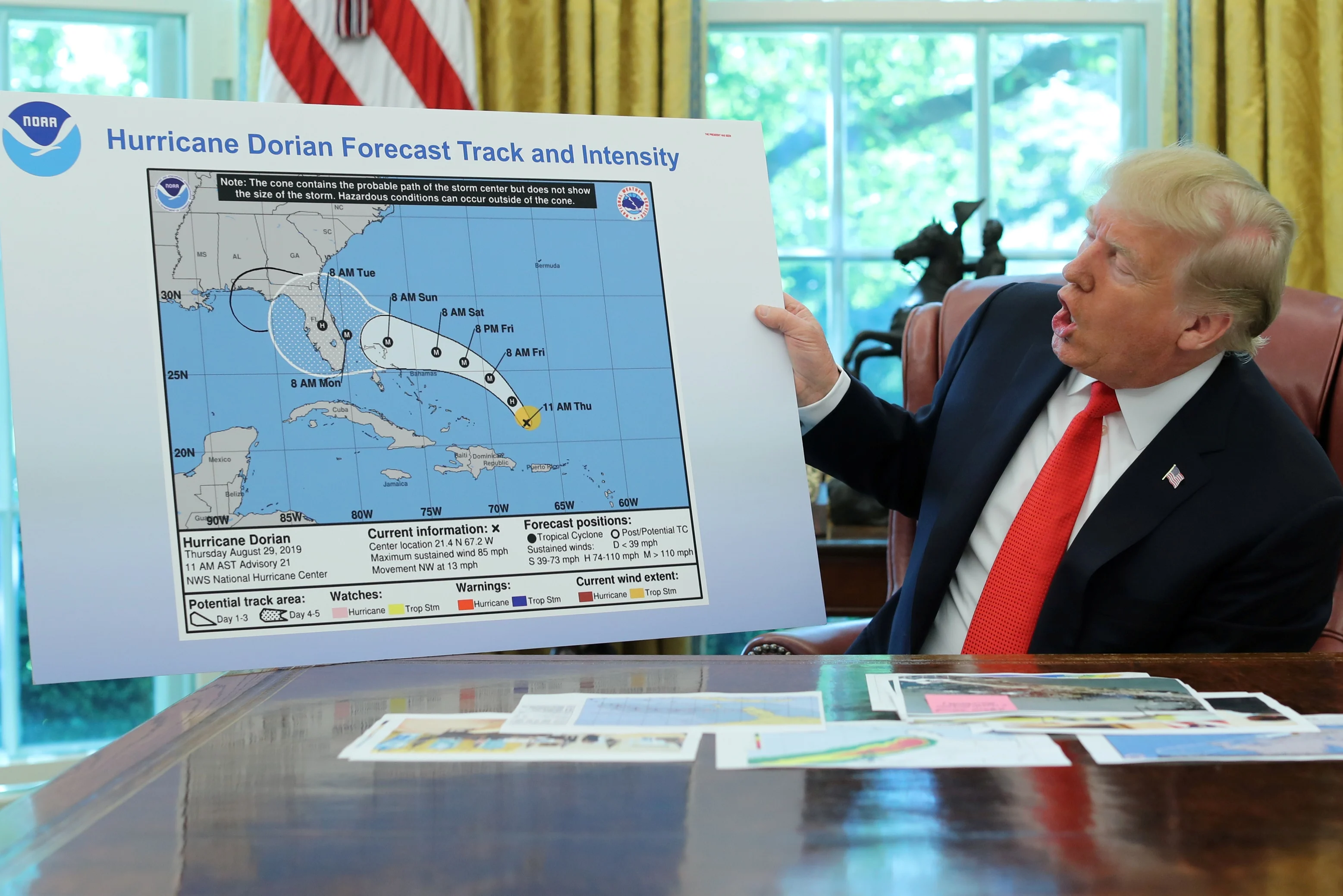 נשיא ארצות הברית דונלד טראמפ עם מפת ההתקדמות של דוריאן