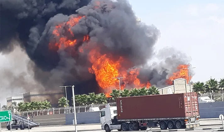 שריפה גדולה במיכל במפעל שמן בחוף שמן סמוך לכניסה הצפונית לנמל