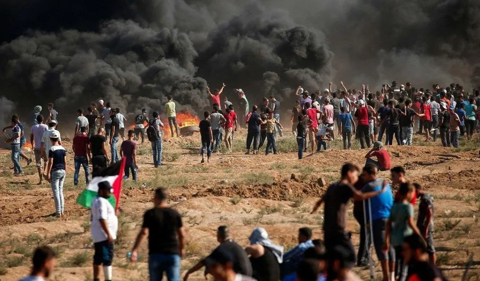 פלסטינים בהפגנות יום השישי בגדר הגבול בעזה ( חדשות עשר)