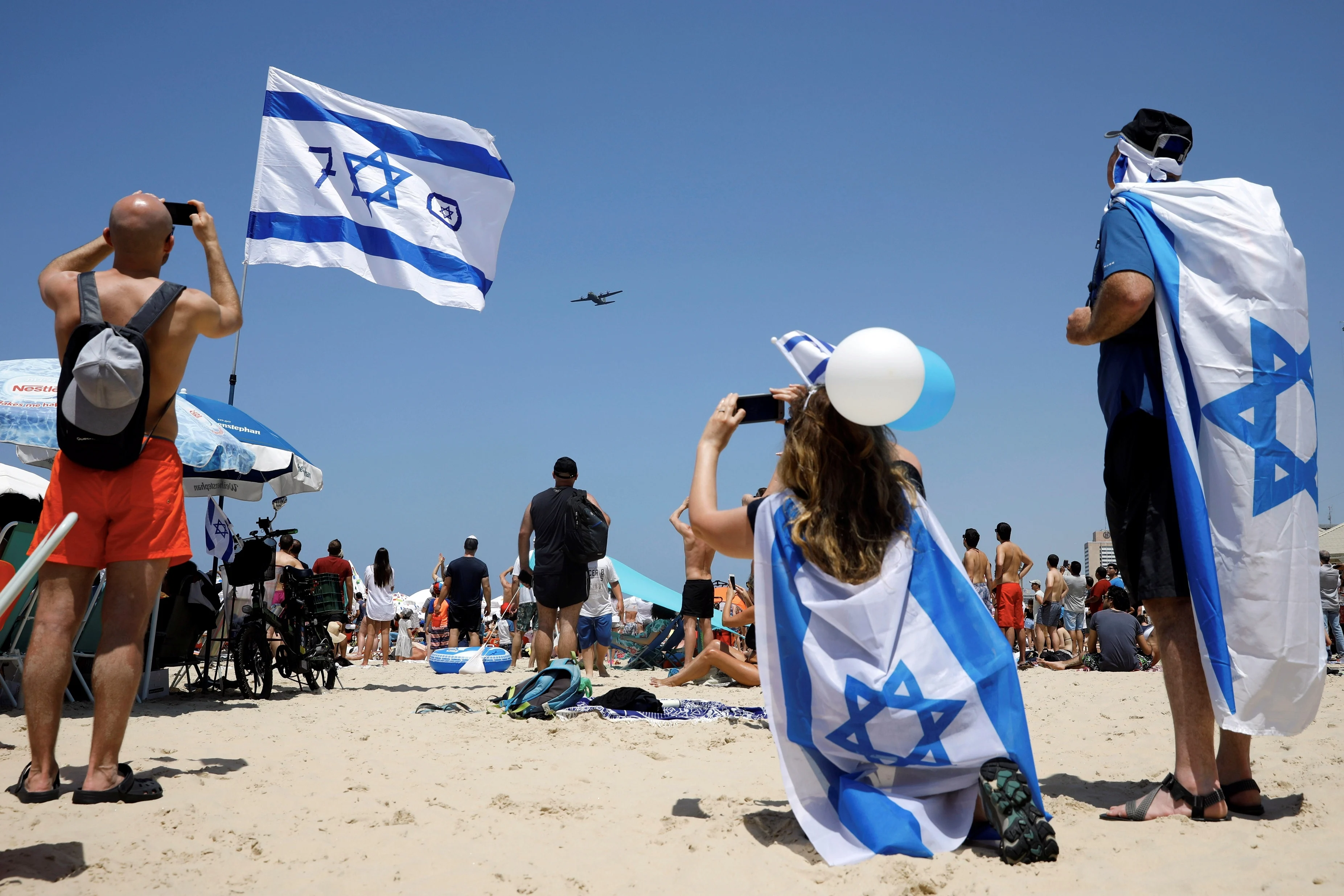 ישראלים חוגגים את יום העצמאות