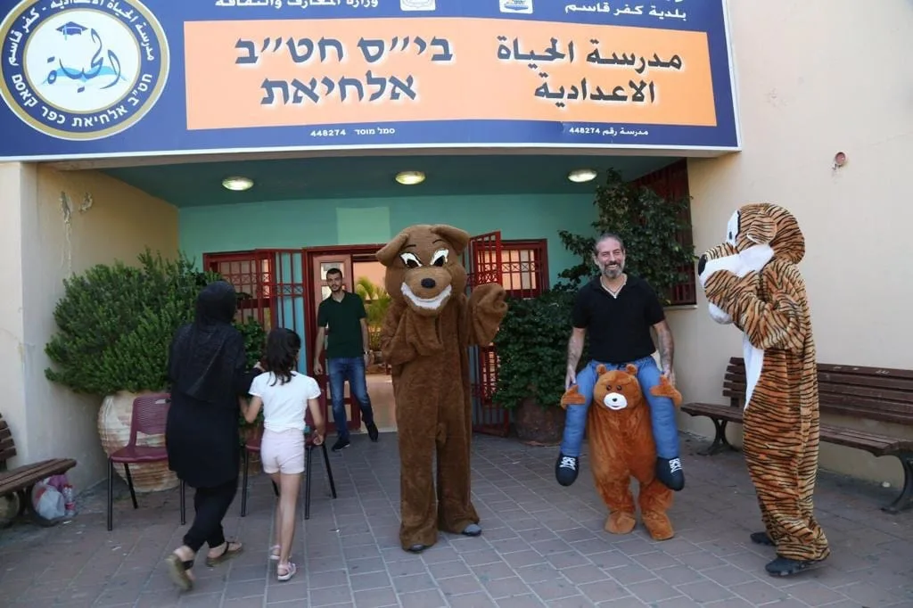 בניסיון להרגיע את הרוחות פעילי מפלגות ערביות הפעילו בקלפיות ילדים עם בובות.