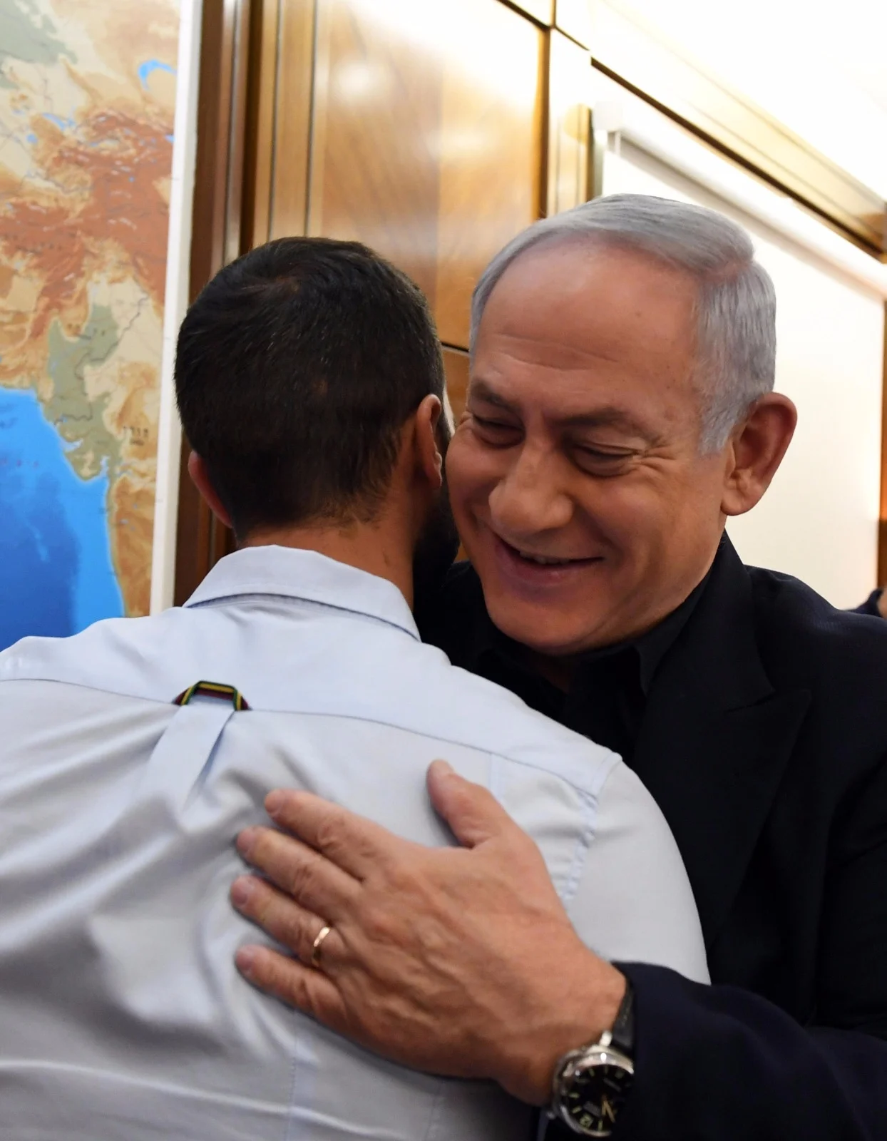 פגישת ראש הממשלה בנימין נתניהו עם המאבטח זיו שהותקף בשגרירות ישראל בירדן והשגרירה עינת שלאין