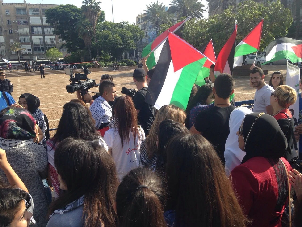 ערבים ישראלים מפגינים בכיכר רבין במחאה נגד הריסות בתים