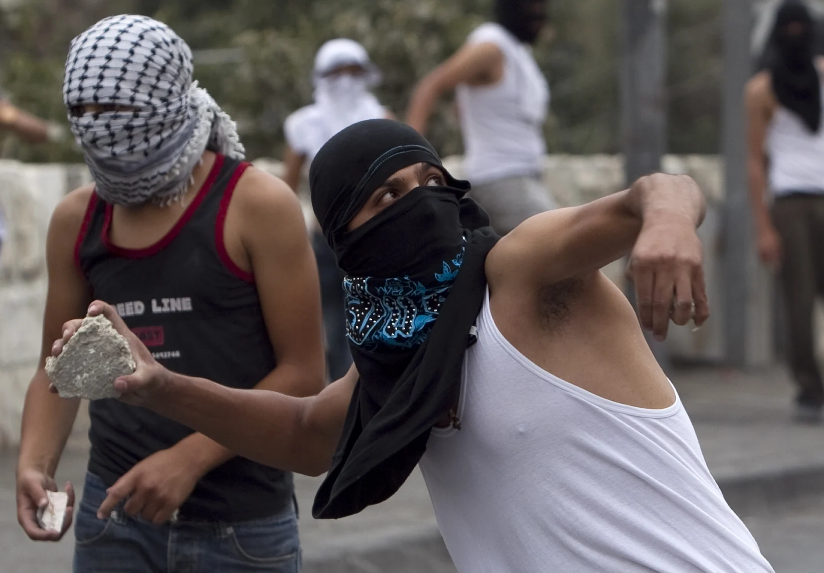 פלסטינים מיידים אבנים במהלך מהומות בסילוואן שבמזרח ירושלים