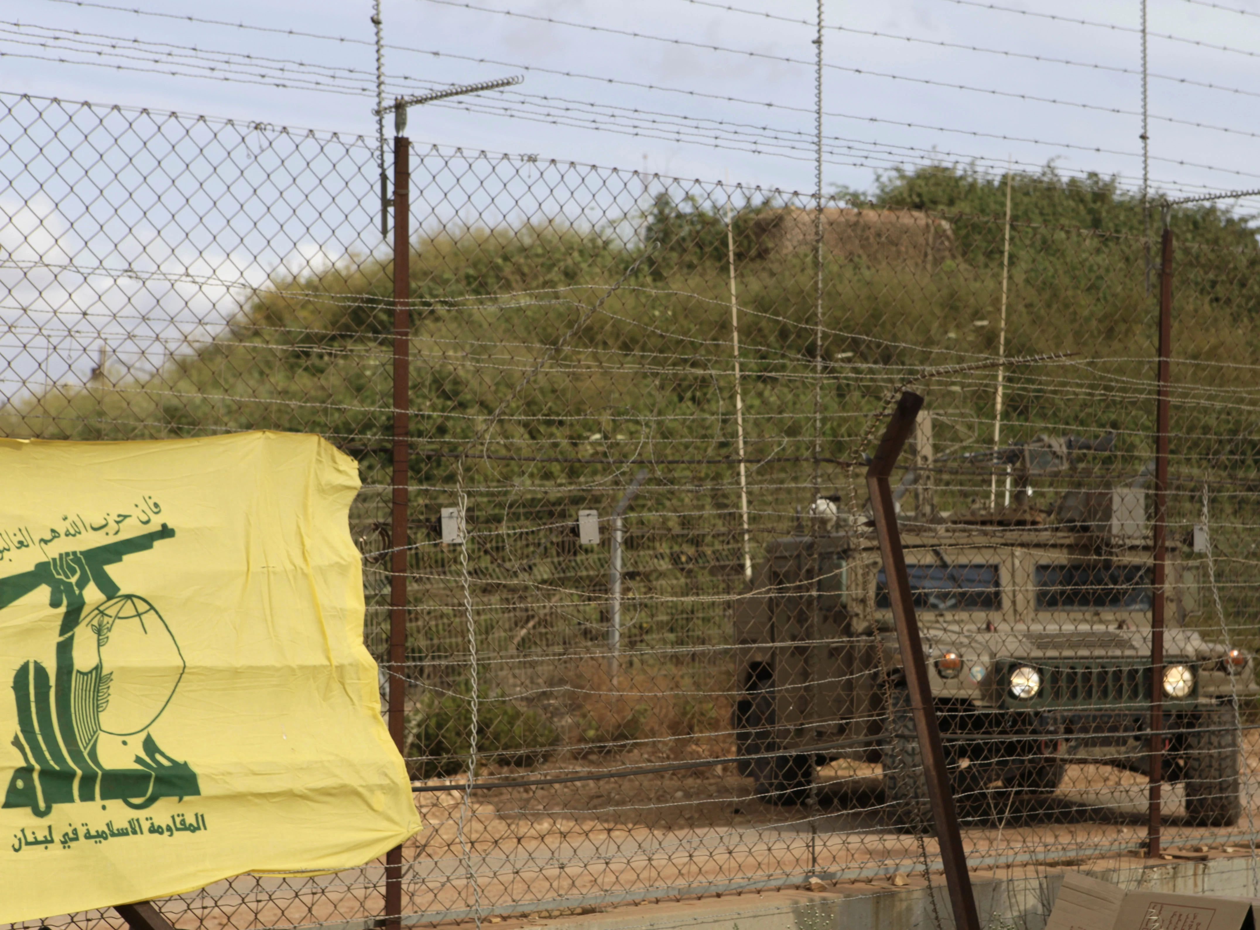צה''ל בגבול לבנון ליד שלט של חיזבאללה