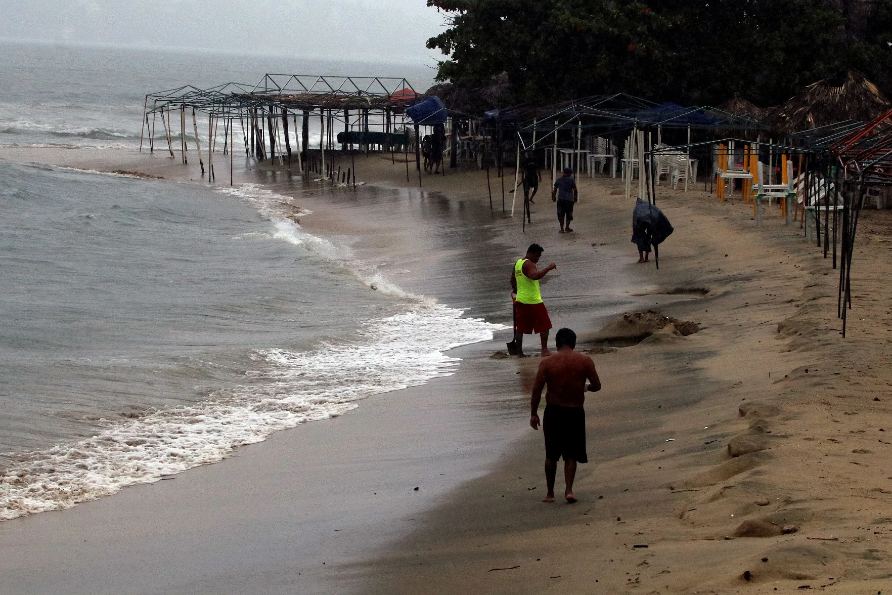 חוף הים באקפולקו במהלך הוריקן לורנה