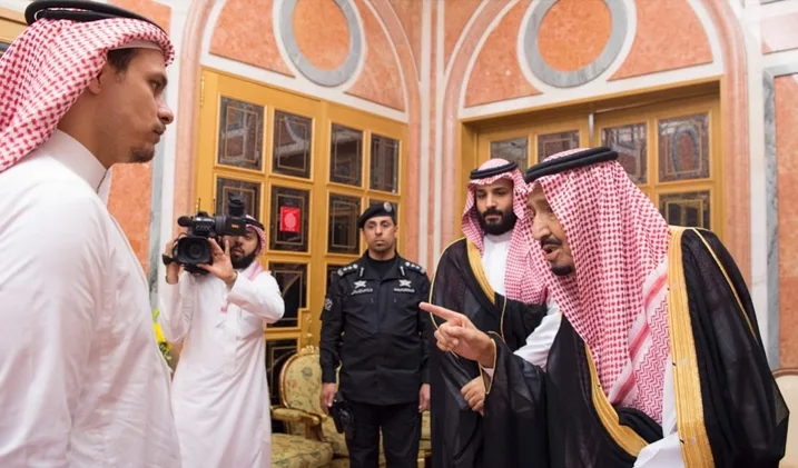 מלך סעודיה ויורש העצר בפגישה עם משפחתו של העיתנואי ג'מאל חשוקג'י