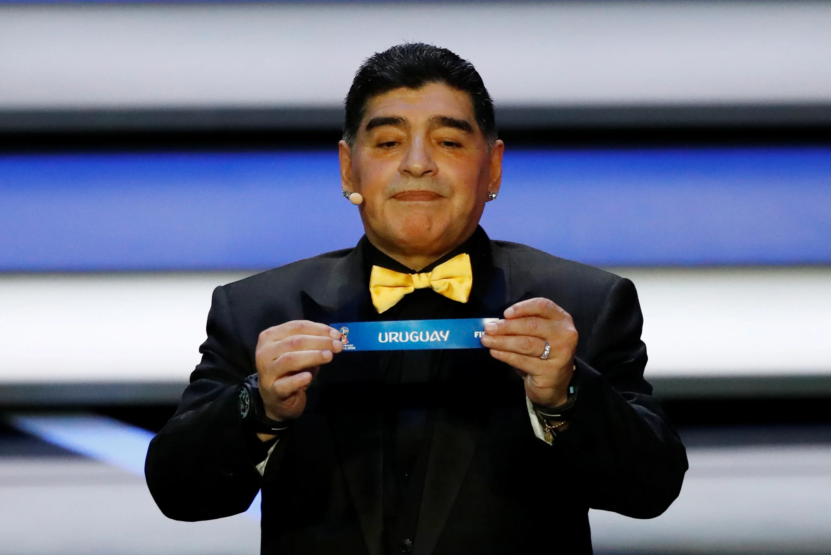 דייגו ארמנדו מראדונה מציג את אורוגוואי הגרלת הבתים של מונדיאל 2018