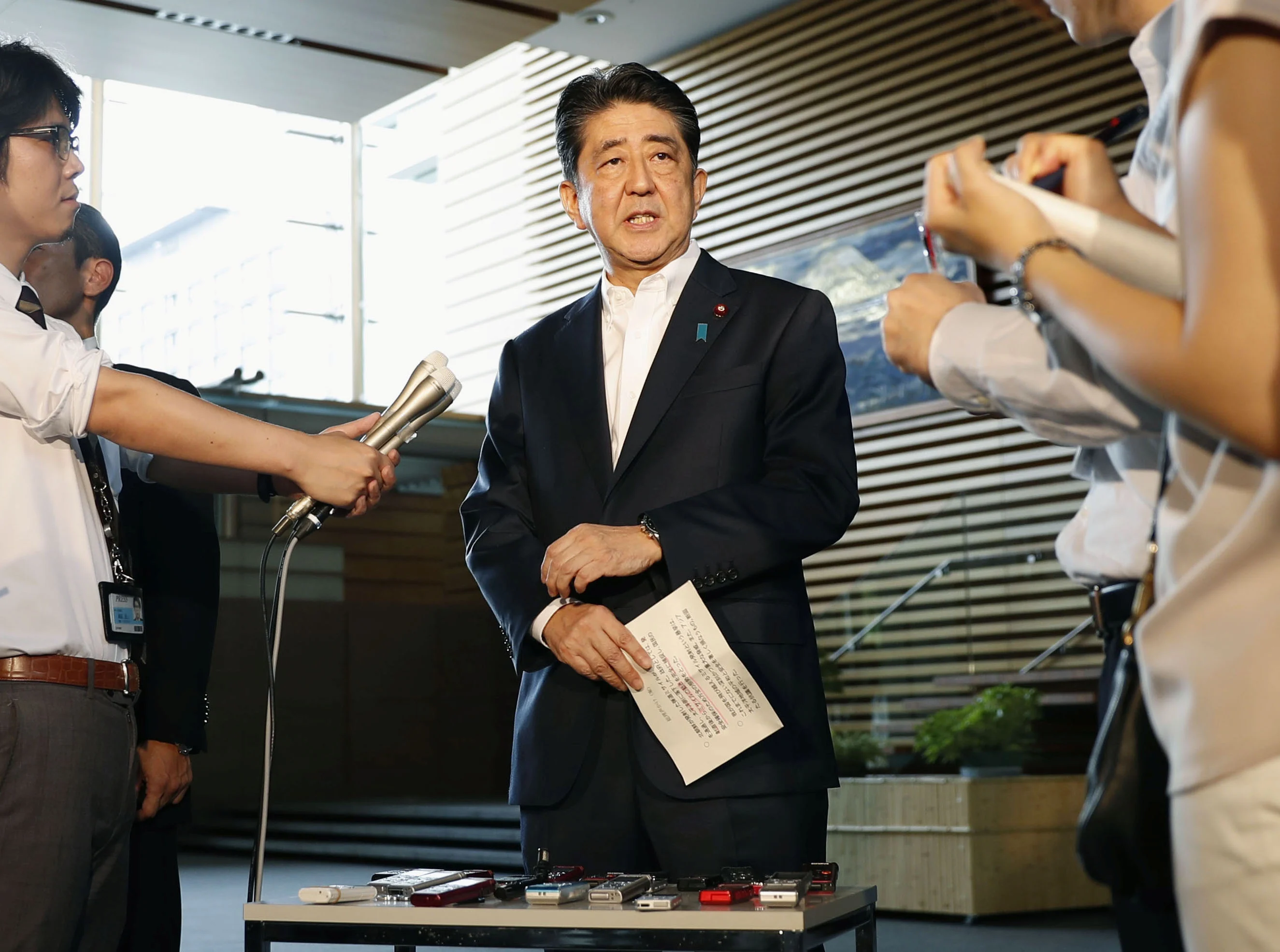 ראש ממשלת יפן, שינזו אבה, בתדרוך לעיתונאים לאחר שיגור הטיל הצפון קוריאני