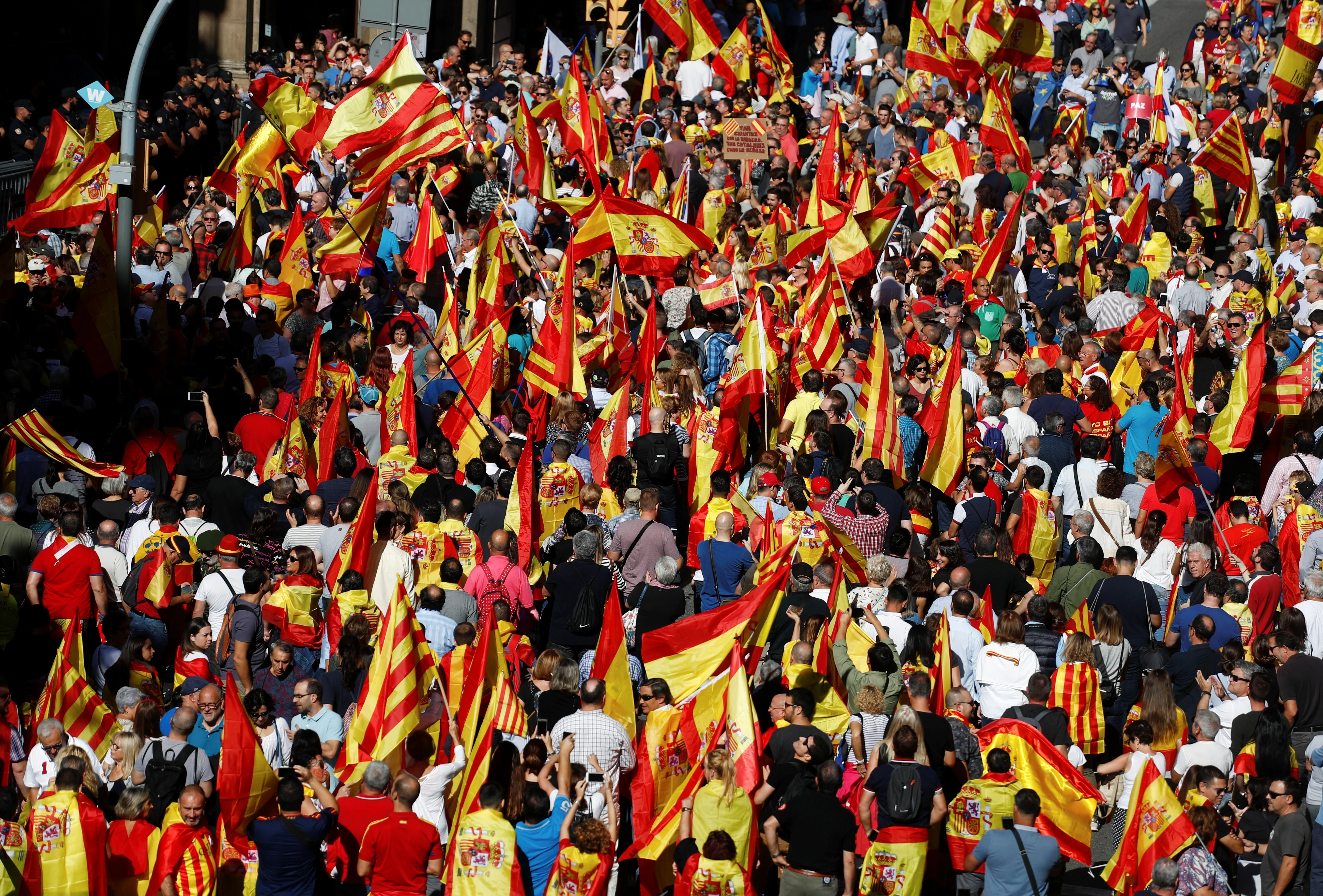 מפגינים הולכים ברחובות ברצלונה