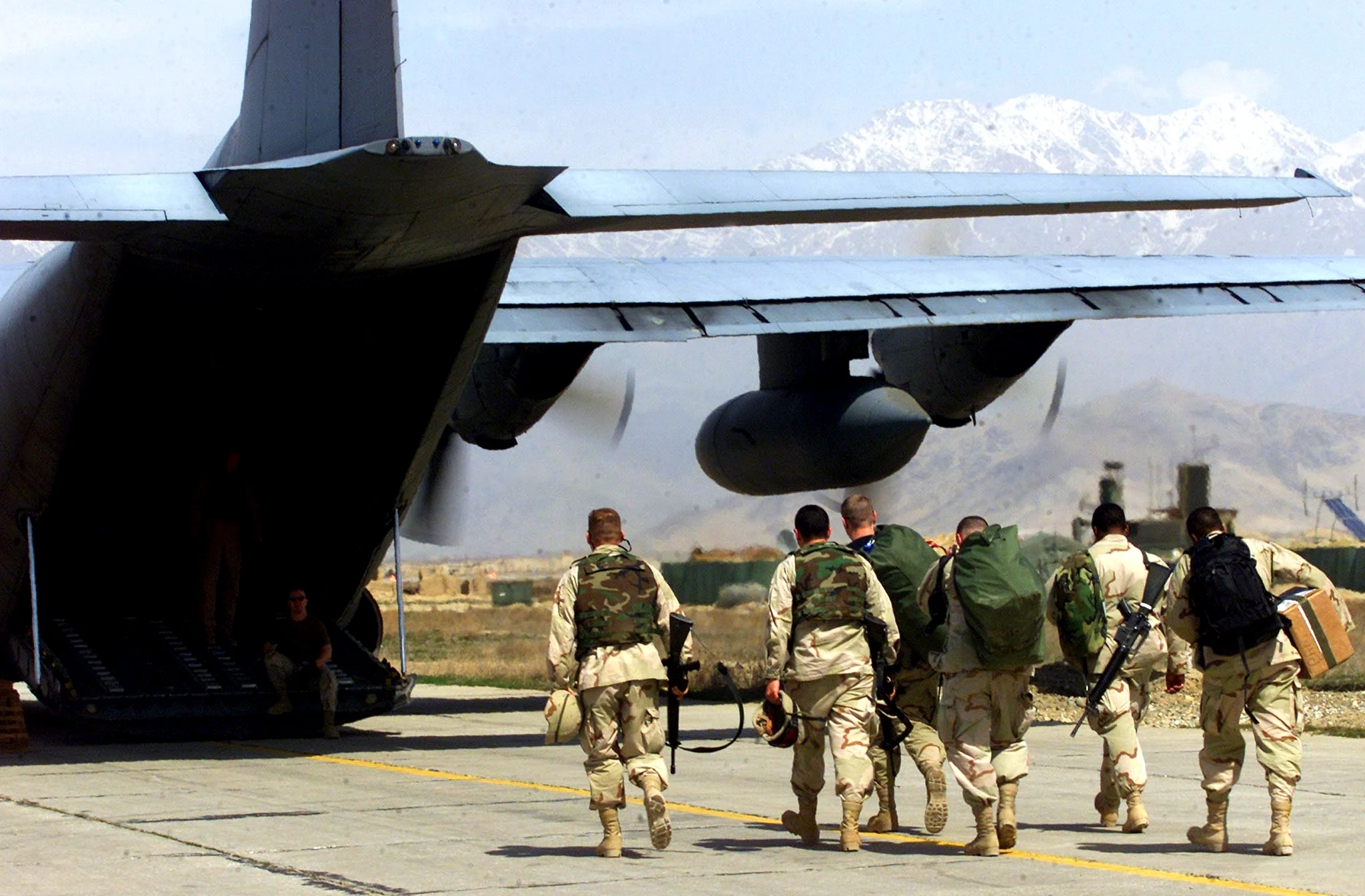 חיילים אמריקנים עולים למטוס C-310 באפגניסטן