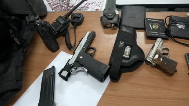 כלי נשק שנמצאו על פי החשד במרפאה שח נתי חדד בקוסומוי, תאילנד