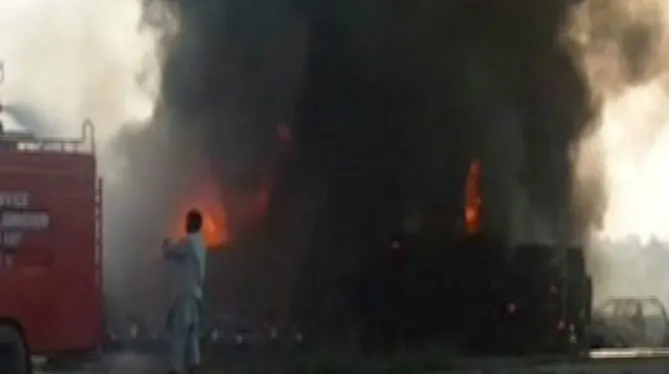 זירת פיצוץ מיכלית נפט בעיר בהוולפור שבפקיסטן, אירוע בו נהרגו מעל ל-100 בני אדם