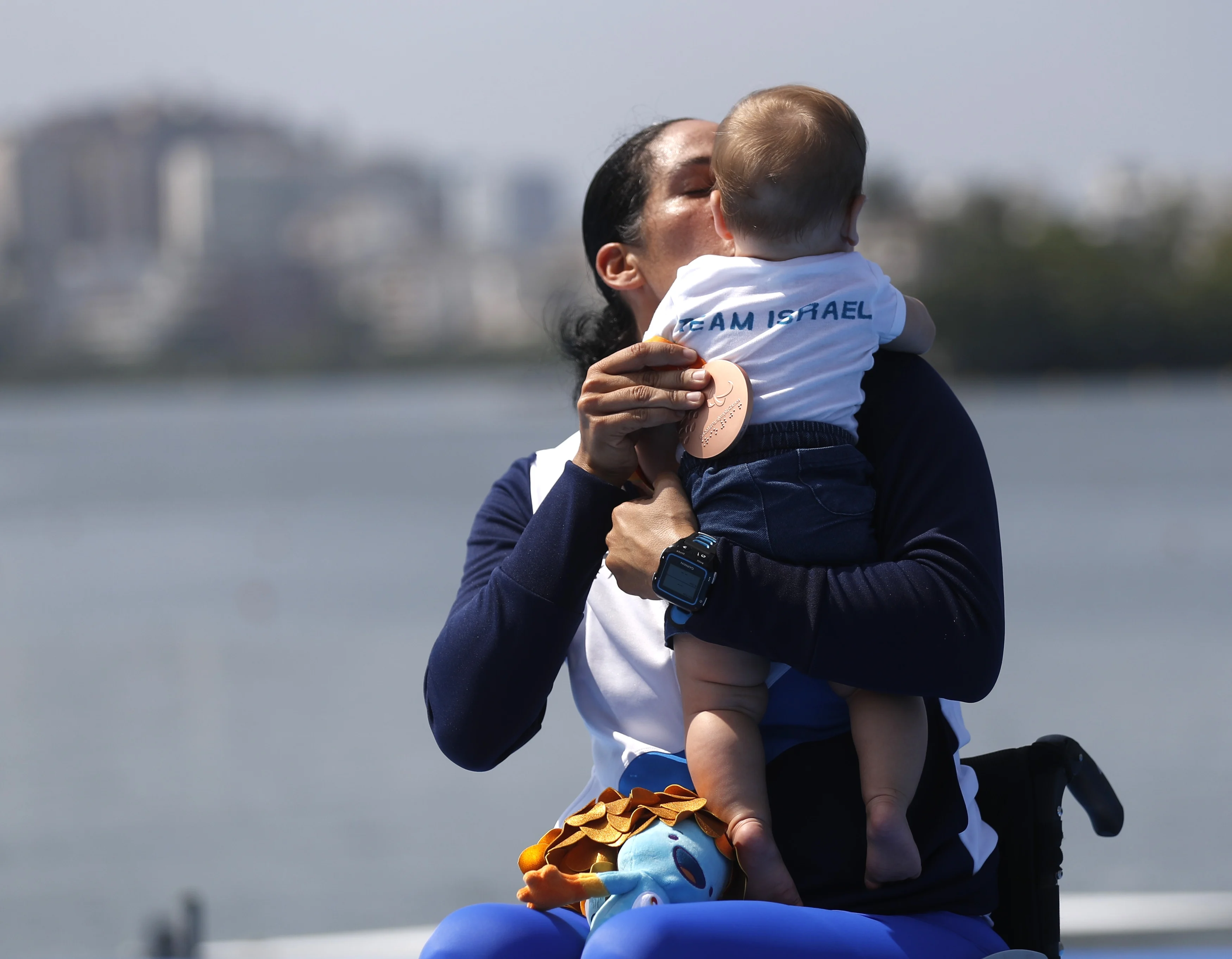 החותרת מורן סמואל עם בנה, לאחר שזכתה במדליית הארד במשחקים הפראלימפיים בריו