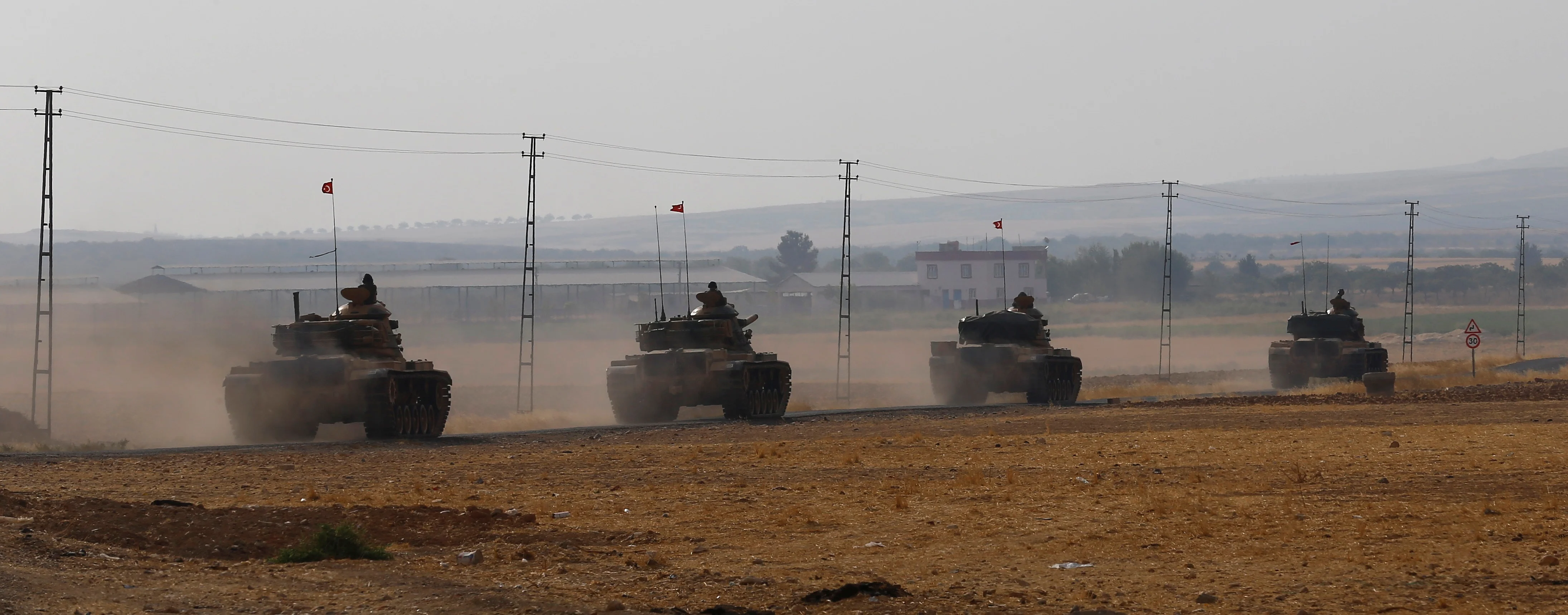 טנקים טורקים נכנסים לסוריה
