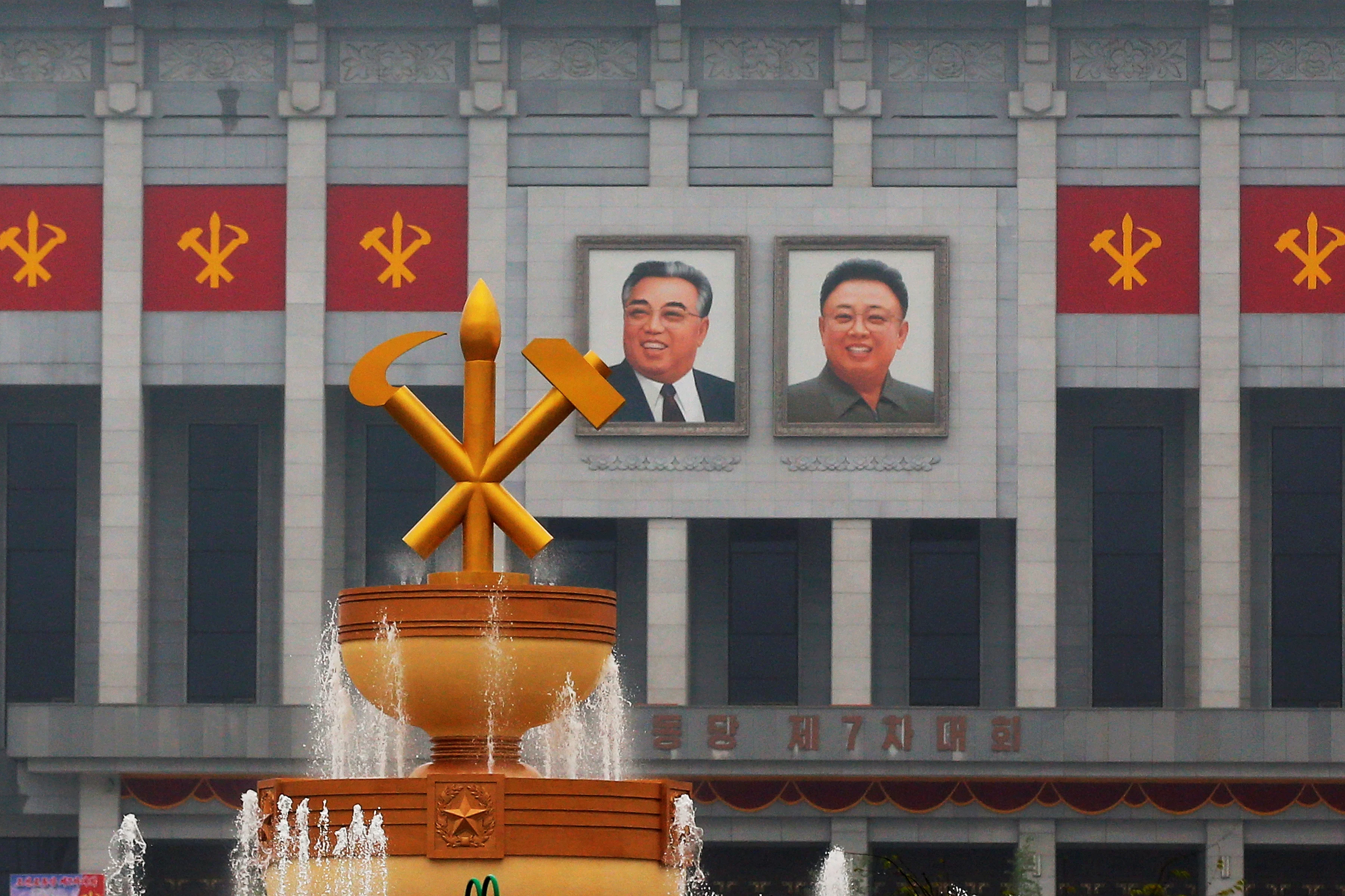 דגלי מפלגת הפועלים של קוריאה הצפונית מונפים בפיונגיאנג