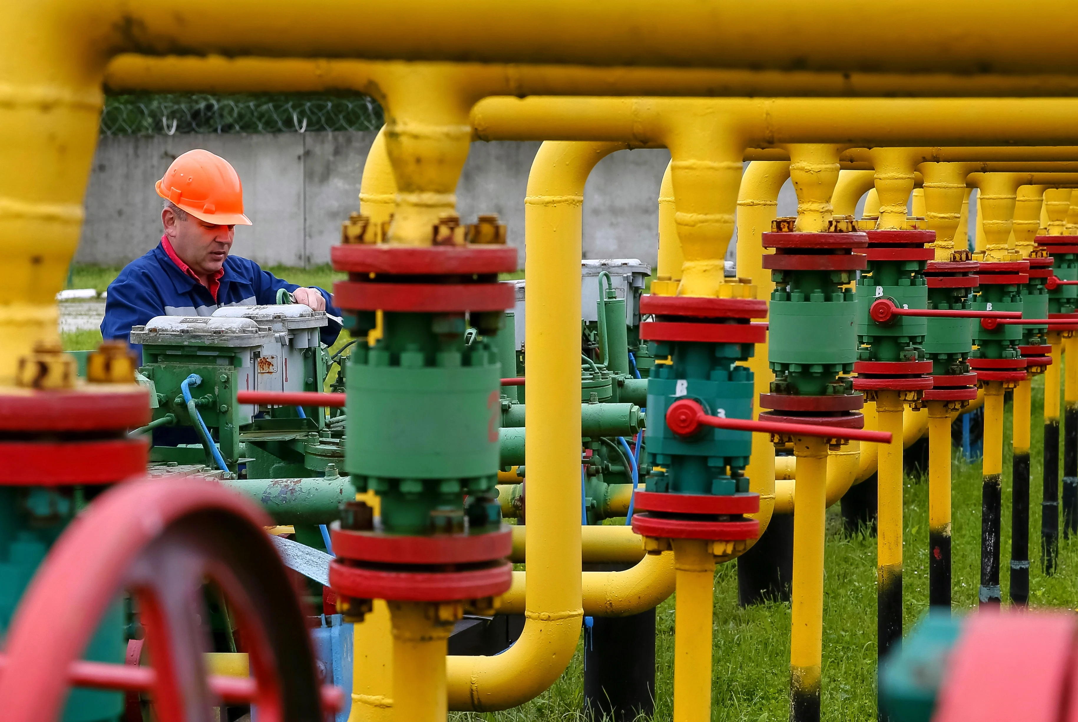 עובד בודק תשתית מאגר גז באוקראינה