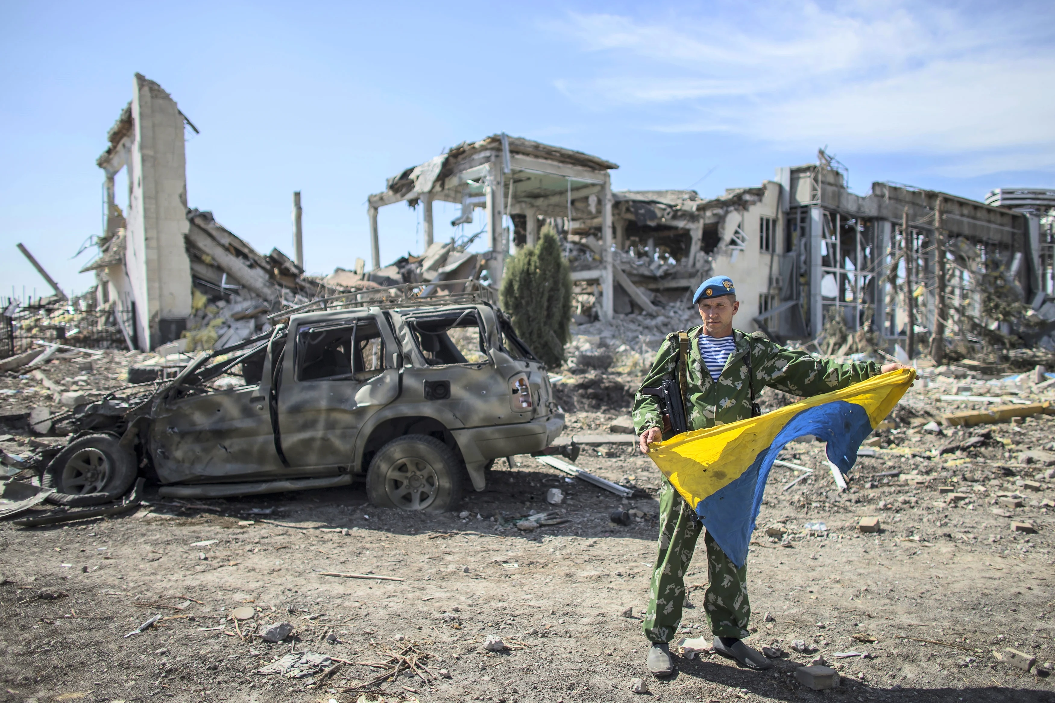 לוחם פרו-רוסי אוחז בדגל אוקראינה בלוהנסק