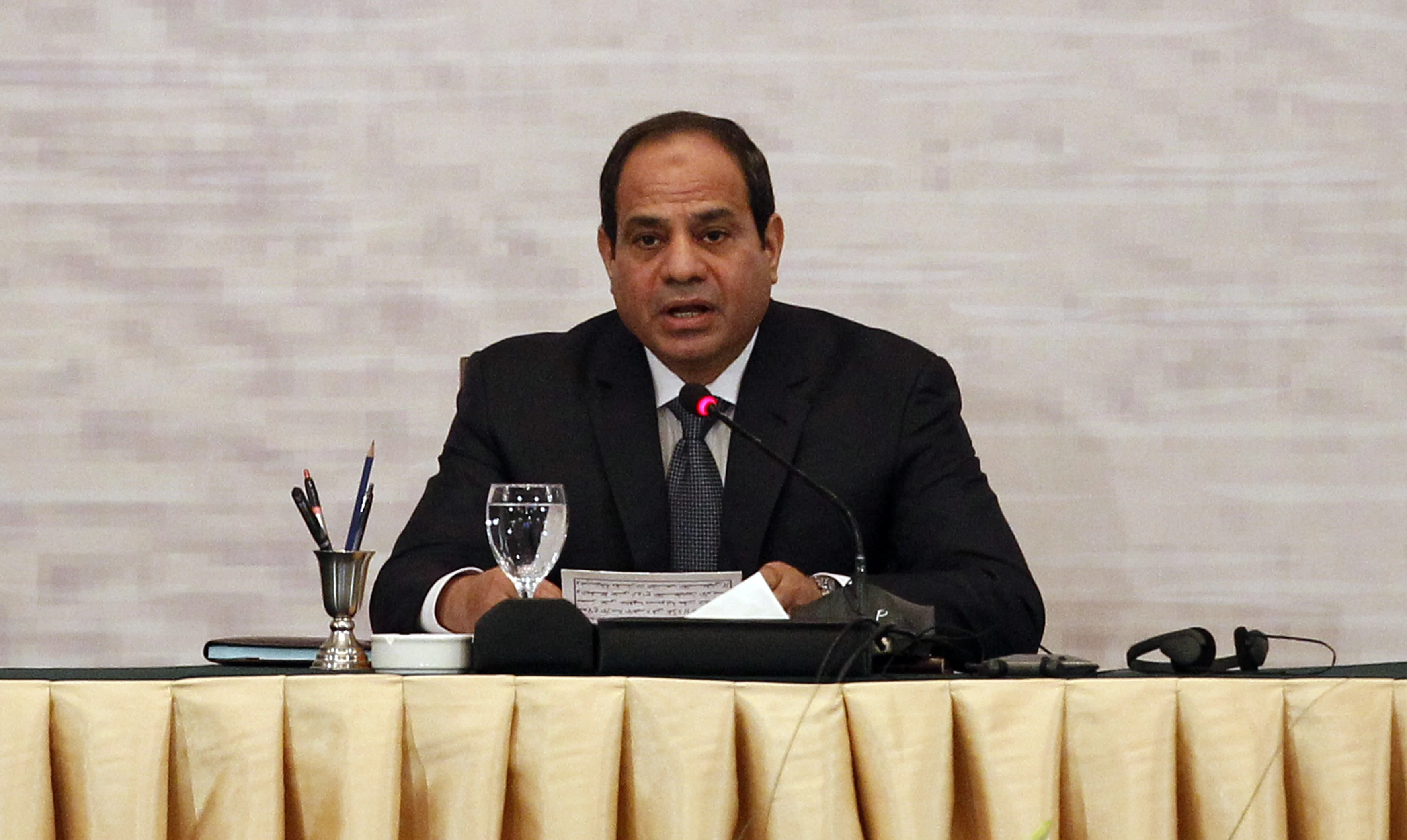 נשיא מצרים עבד אל-פתח א-סיסי בוועידה לשיקום רצועת עזה בקהיר