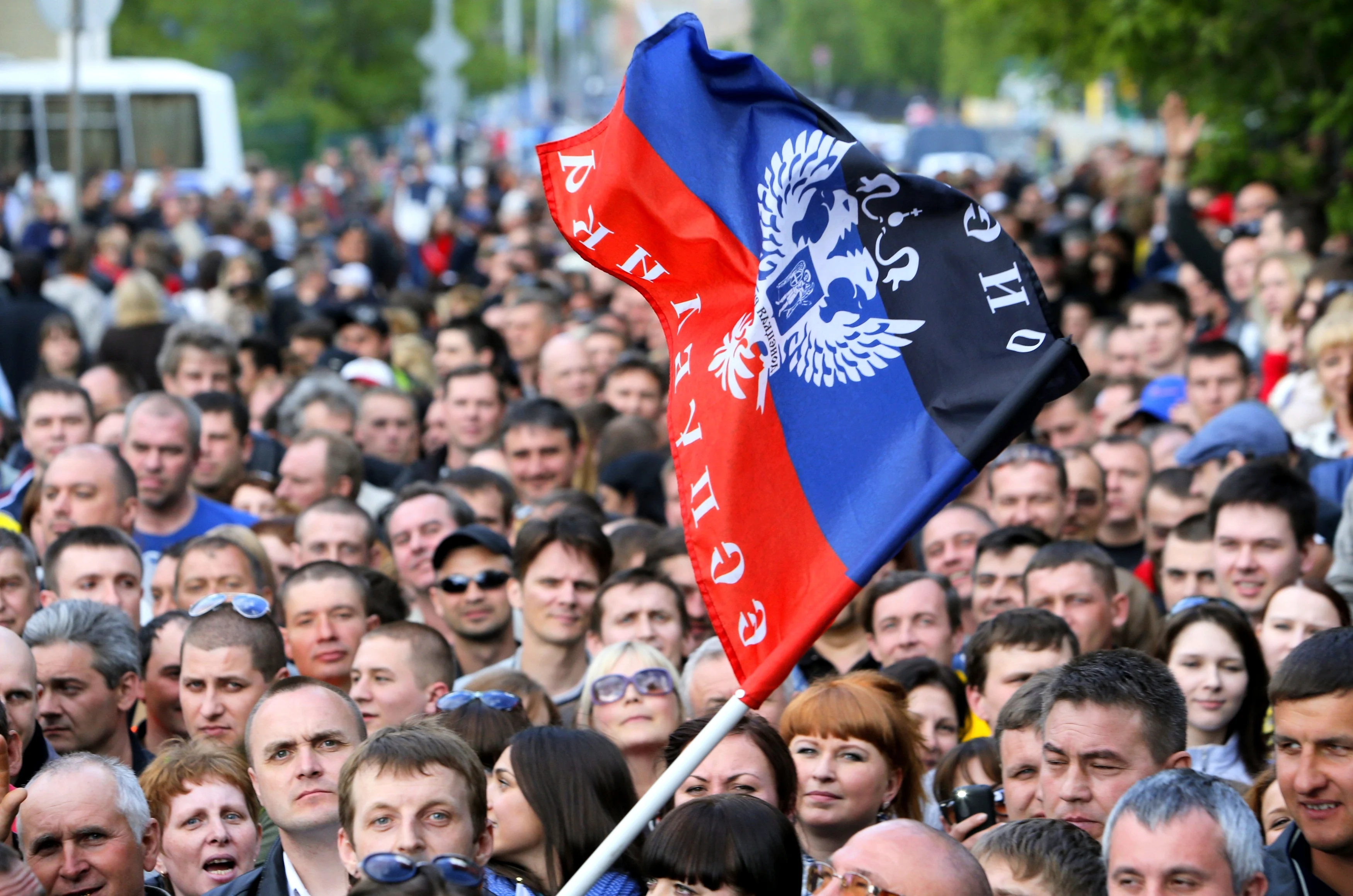 אוקראינים פרו-רוסים מצביעים במשאל עם על עתיד דונייצק ולוהנסק במוסקבה