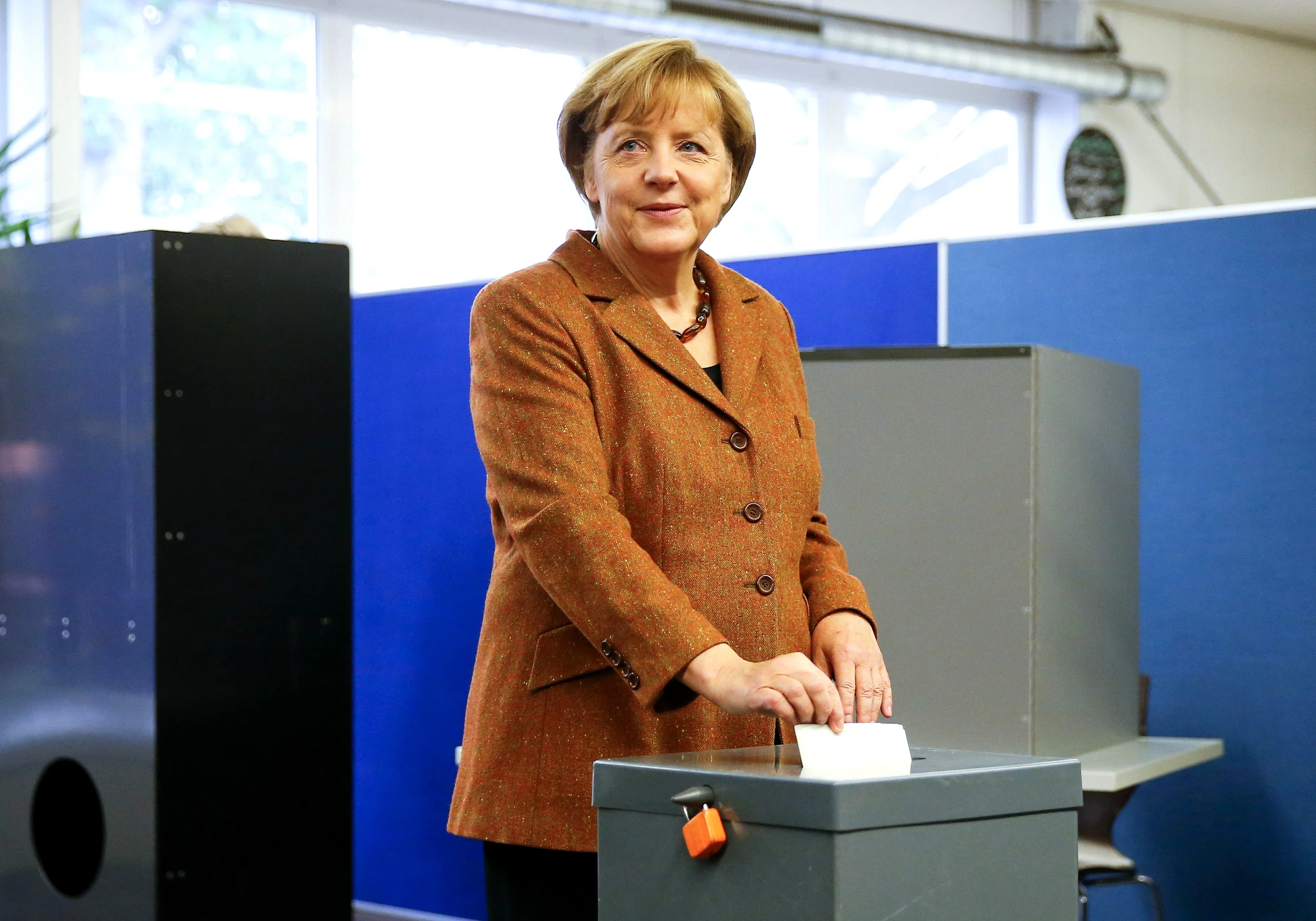 קנצלרית גרמניה, אנגלה מרקל, מצביעה בבחירות לפרלמנט