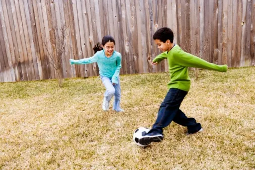 ילדים משחקים כדורגל